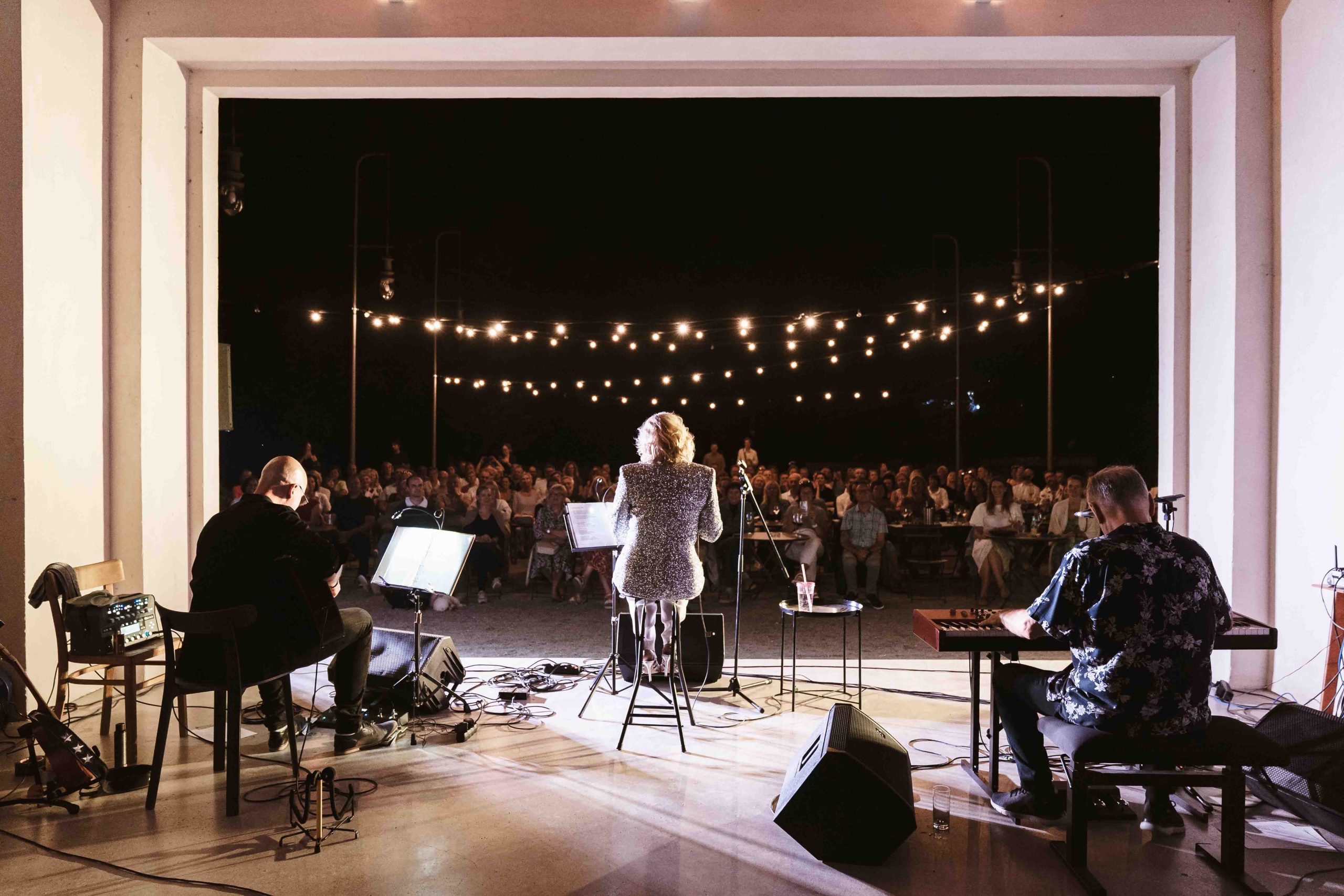 bistro švicarija koncert alenka godec tivoli ljubljana